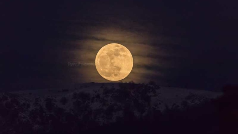 Фото: Супер Месечината изгреа над Охрид