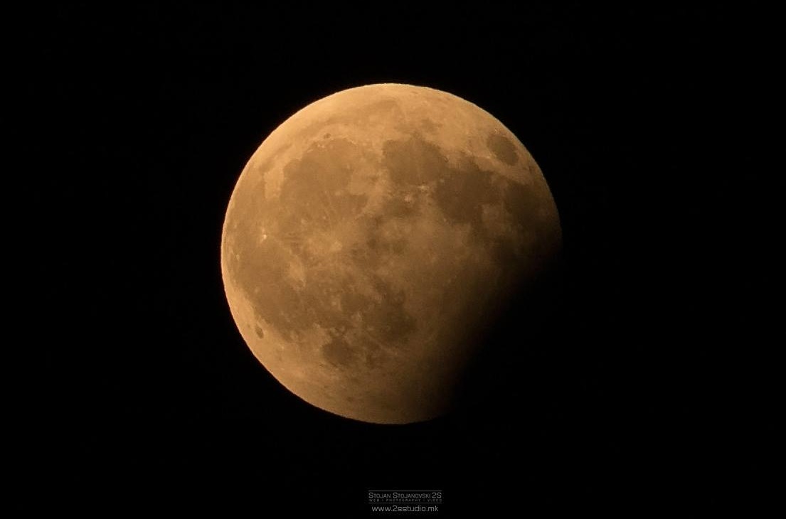 УТРЕ: Делумно затемнување на месечината