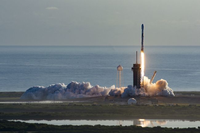 Следиме во живо: SpaceX праќа 60 нови Starlink сателити во орбитата на Земјата