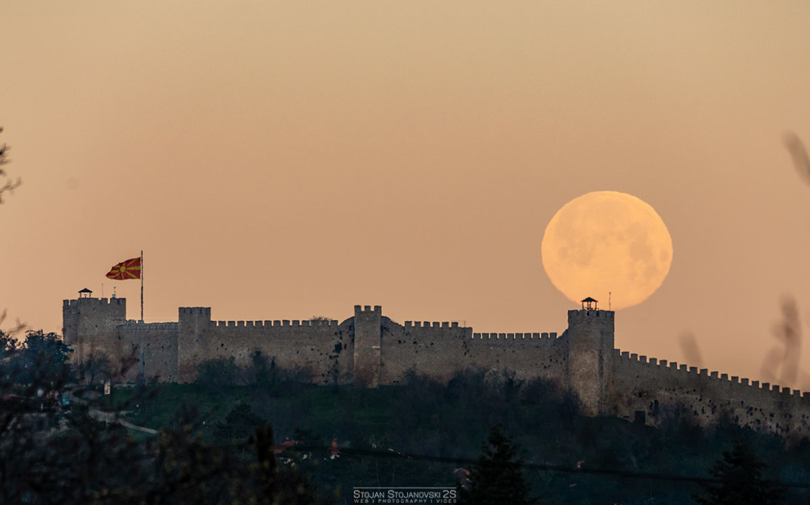 (ВИДЕО) Супер Розевата Месечина изгреа над Охрид